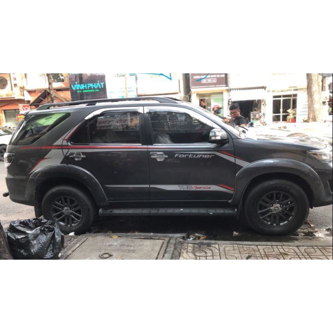 Tem Dán Xe Fortuner Xám Bạc Đỏ Khỏe Khoắn