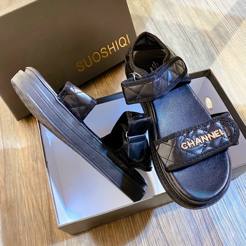 Sandal 2 quai thêu chữ C da mềm cao 3 cm