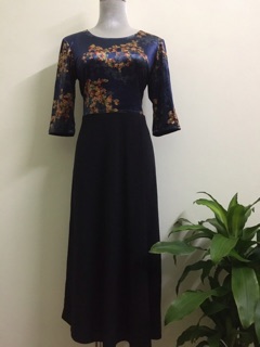 Đầm nhung phối chân xoè