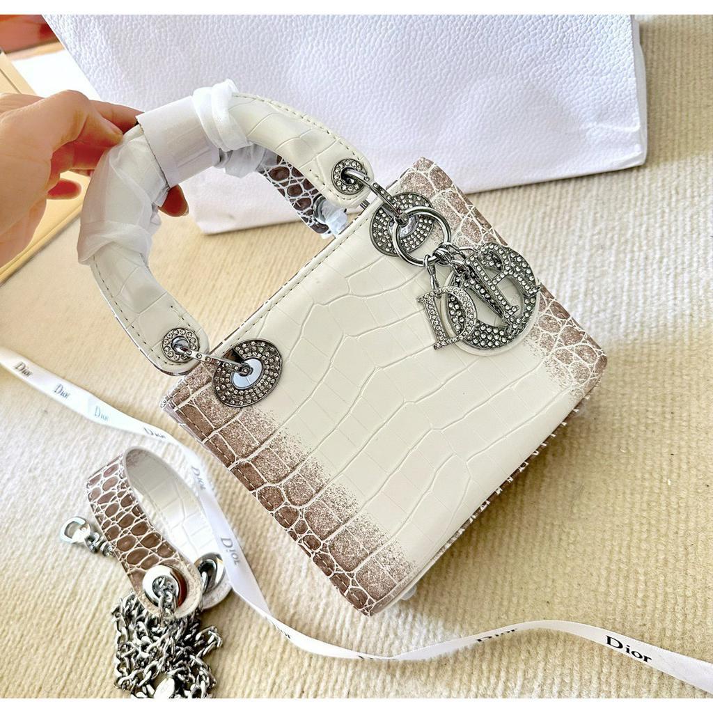 TÚI CD LADY BẠCH TẠNG TAG ĐÍNH ĐÁ SZ17