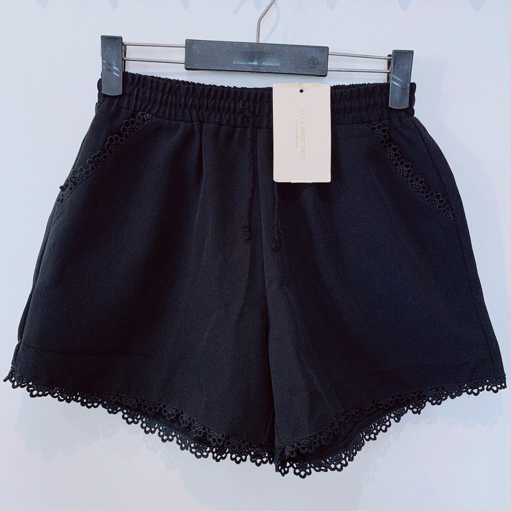 QUẦN SHORTS NỮ - ZARA BASIC – ĐEN – SIZE S/26 – HOẠ TIẾT REN HOA – ELASTIC/ SPANDEX – 2 TÚI BÊN – CẠP CHUN CO DÃN – FIT