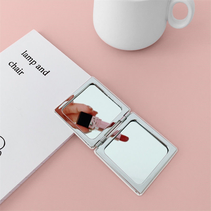 Gương Trang Điểm Gấp Gọn Di Động Họa Tiết Gấu Dâu Tây Dễ Thương Cho Nữ
