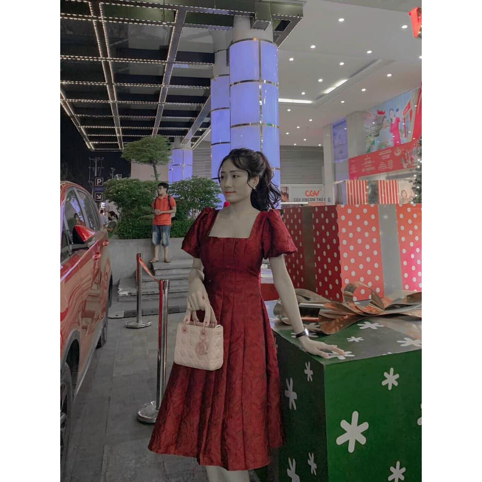 Đầm gấm hoa đỏ dự tiệc dáng xòe cột nơ lưng cao cấp sang chảnh