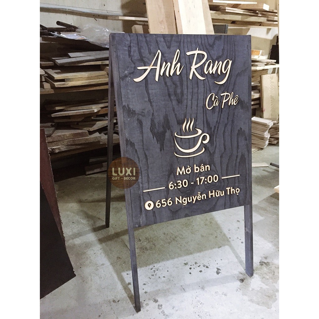 Standee gỗ giá rẻ tại xưởng LUXI decor