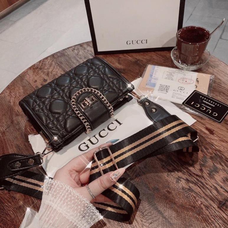 [HÀNG HOT] Túi đeo chéo nữ khoá xoay viền xích dây thổ cẩm | BigBuy360 - bigbuy360.vn