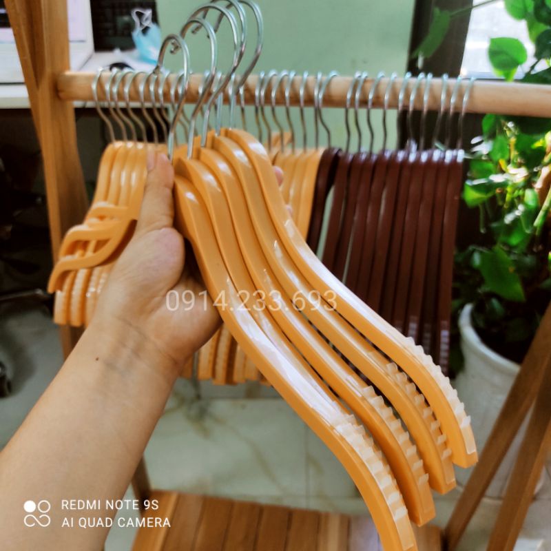 Móc treo quần áo, dáng tre bằng nhựa cao cấp có đệm vai chống tuột size 32cm và 38cm màu vàng, nâu cho shop thời trang