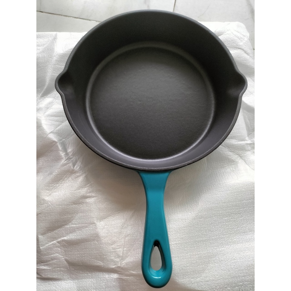 Chảo gang Oceno 16cm màu xanh có vòi rót dùng được bếp từ 2 màu cao cấp