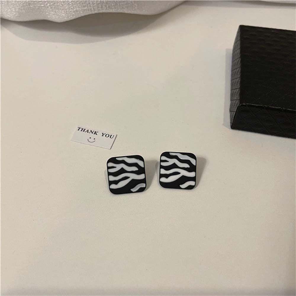 Bông Tai Hình Vuông Họa Tiết Kẻ Sọc Trắng Đen Thời Trang