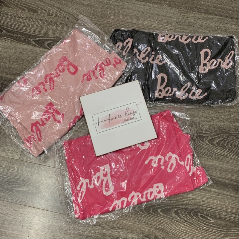 Váy đầm len body nữ cổ tròn tay cộc in chữ BARBIE chất len dệt kim