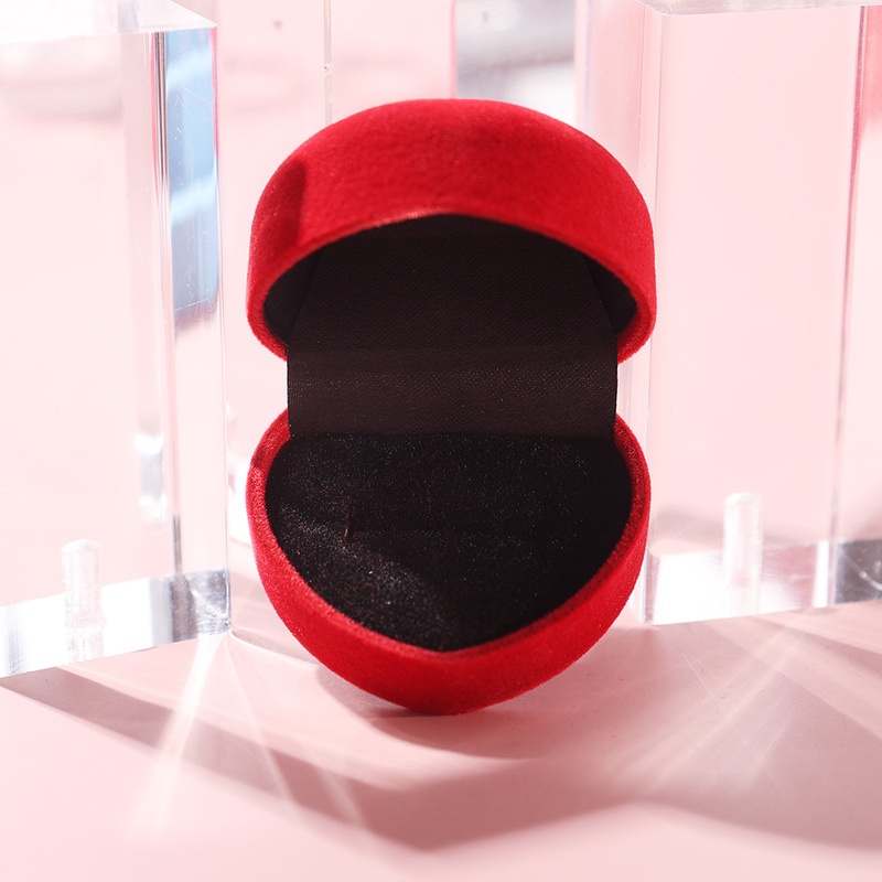 Hộp đựng nhẫn hình trái tim màu đỏ sang trọng