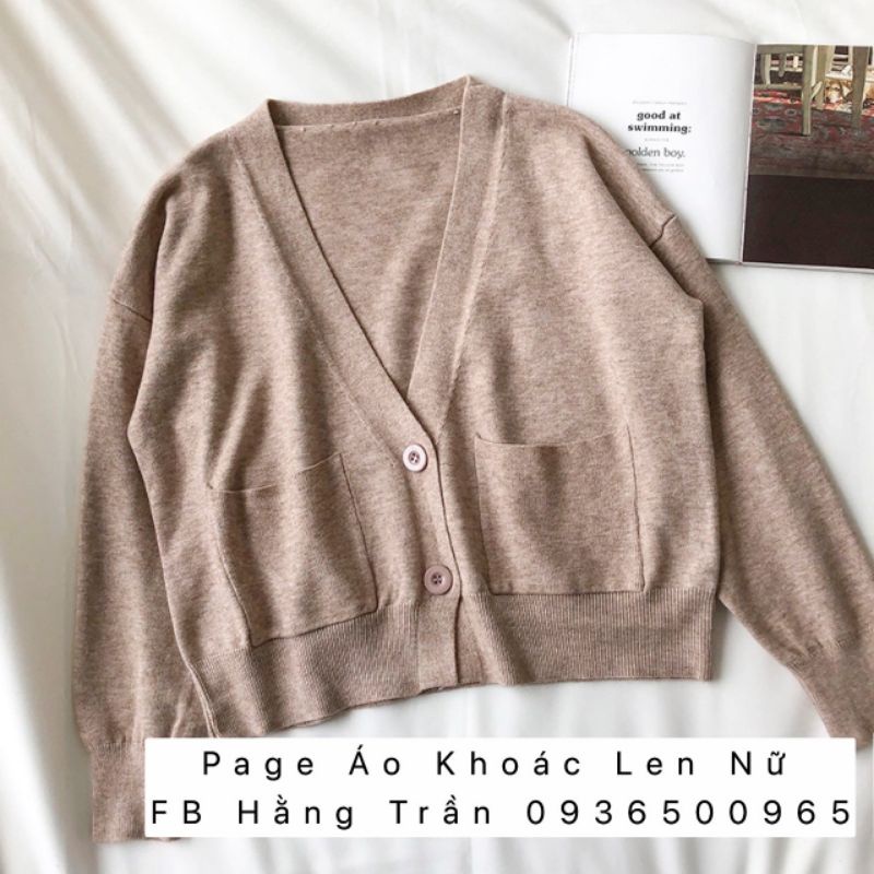 Áo khoác len dệt kim dáng lửng có túi chất mịn.