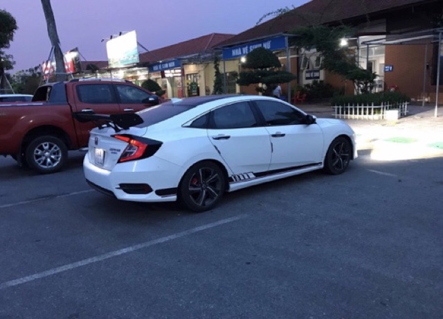 Đuôi gió thể thao xe sedan có đèn hậu