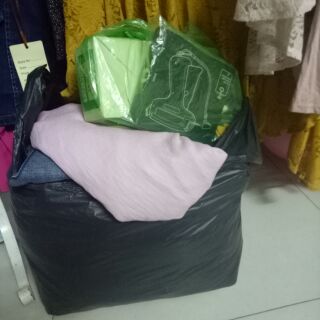 Lô váy hoa body trẻ chung. Áo lẻ đủ kiểu đủ màu. Đủ size. Sét rời xanh rêu đỏ đô. Kèm tem mạc bấm nhựa. Tc 23 cái. Size