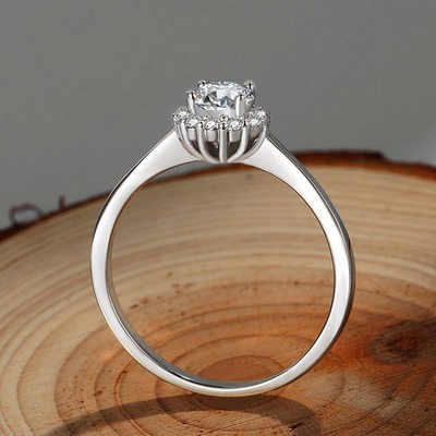 925 bạc mạ bạch kim bông tuyết Nhẫn kim cương mô phỏng kim cương nữ 50 điểm nhân tạo Garnet kết hôn Garnet nhẫn nữ
