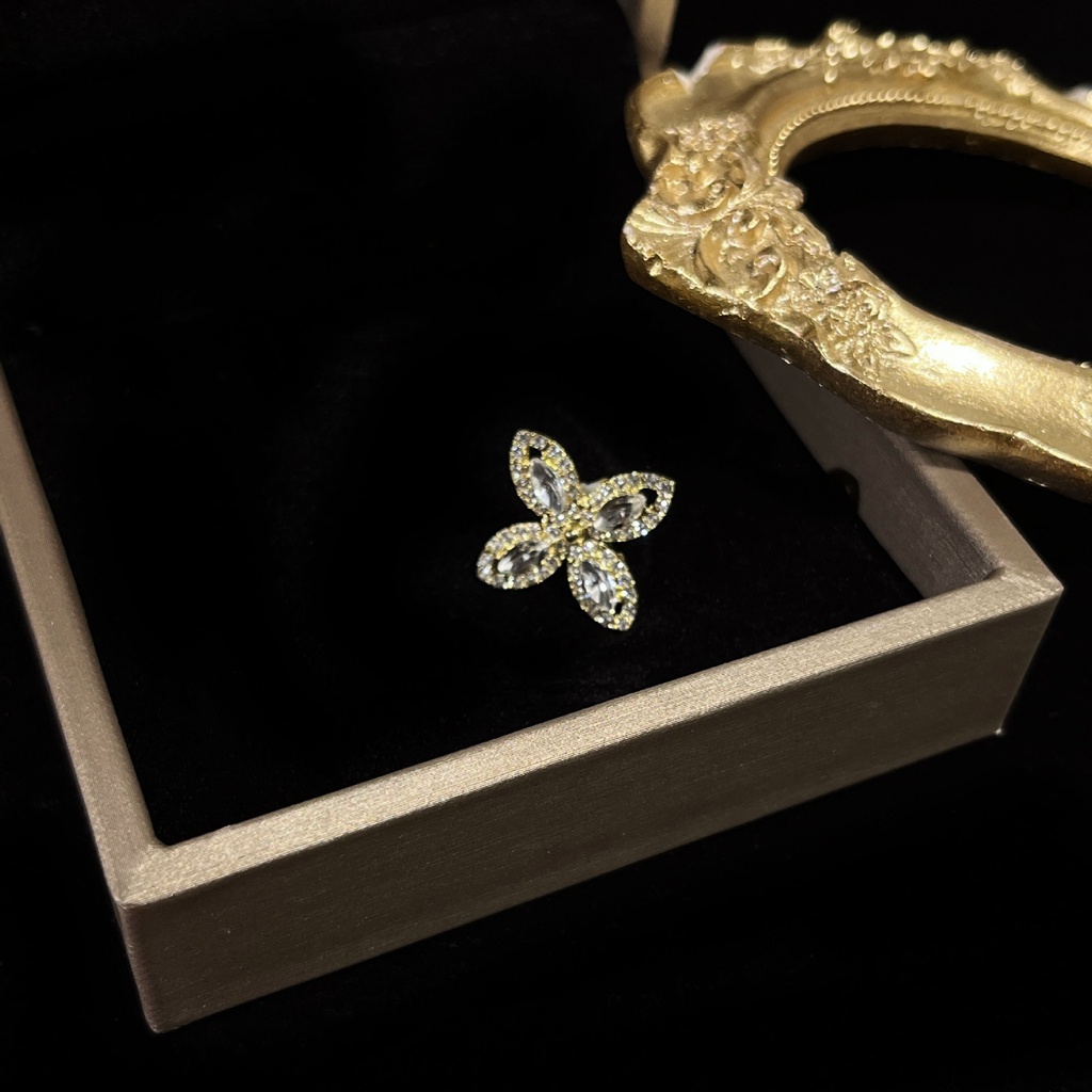 Khuyên Kẹp Vành Tai Bằng Silicone Hình Hoa Đính Kim Cương Giả Thời Trang Nữ 2022