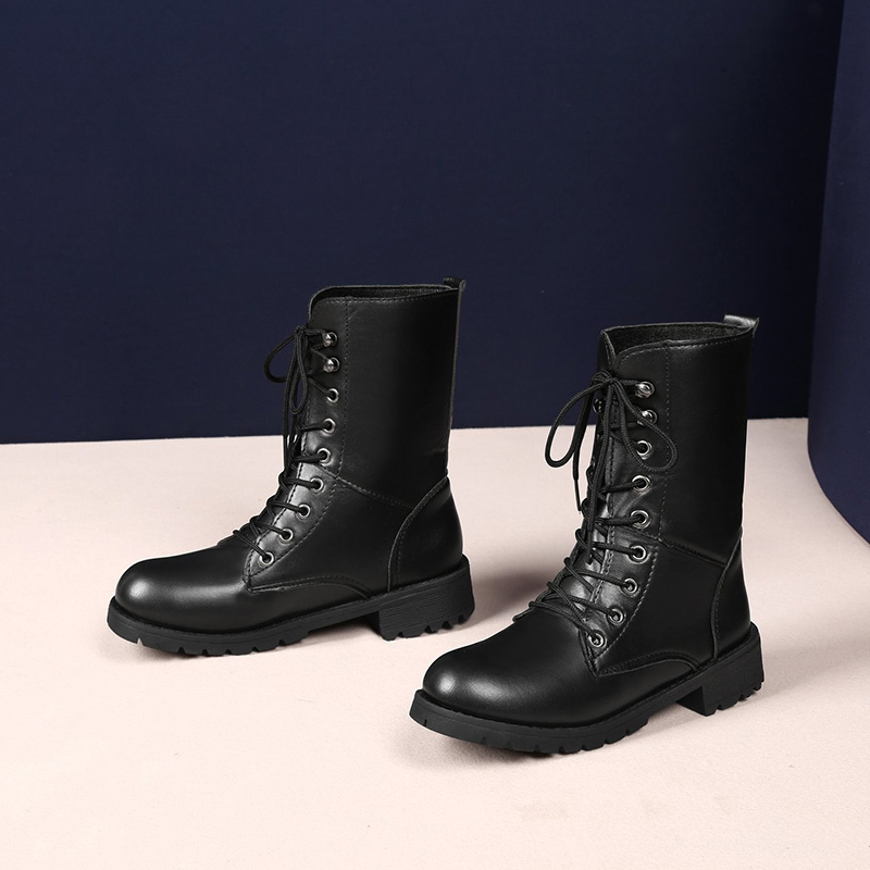 Bốt cổ cao dài đến giữa bắp chân bằng da màu đen kiểu cột dây