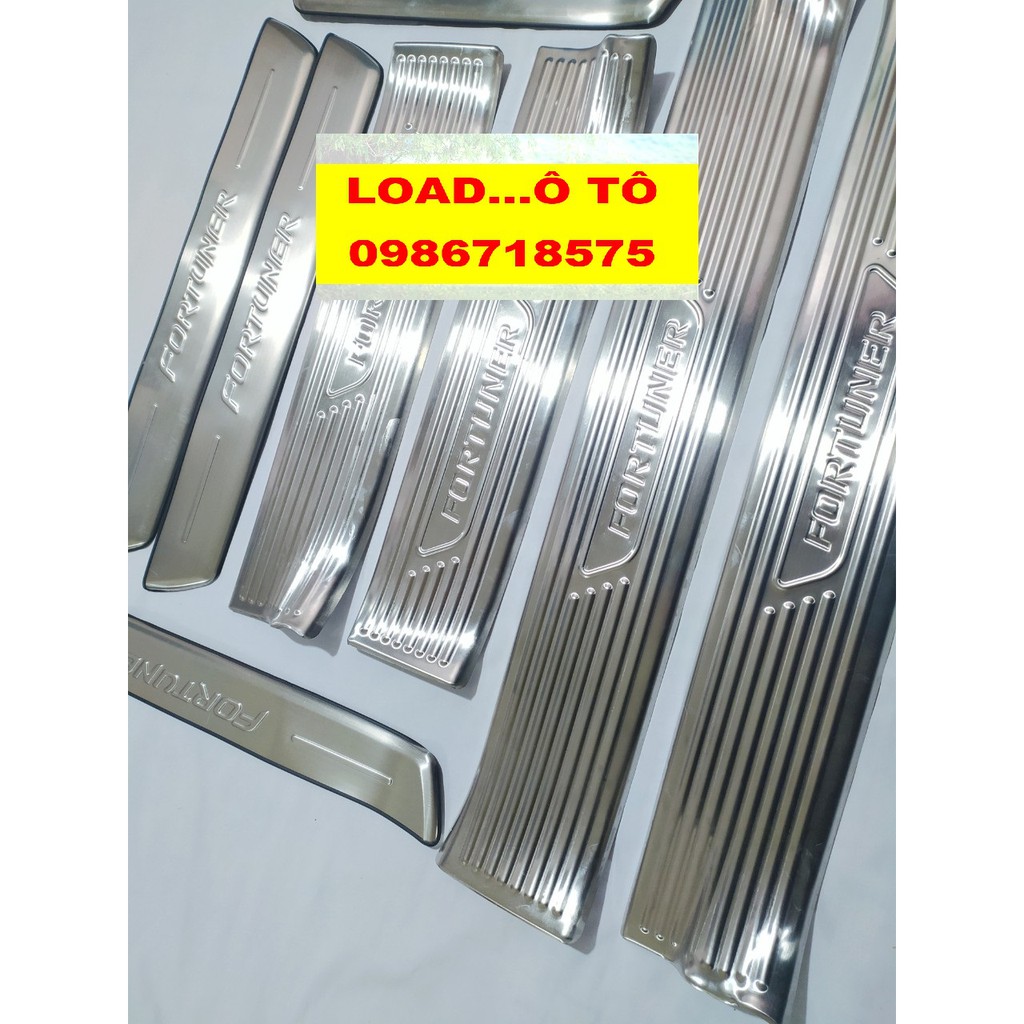Ốp Bậc Cửa, Nẹp Bước Chân Trong, Ngoài Xe Fortuner 2023-2017 Chất Liệu Inox Cao cấp
