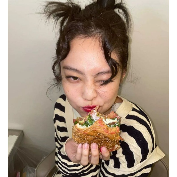 Áo cardigan kẻ đen trắng tay rời giống Joy Red Velvet và Jennie BLACKPINK