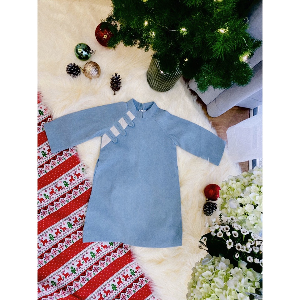 Áo dài dành cho bé trai chất liệu nhung tăm, mặc với quần jeans thì sang choảnh vô cùng