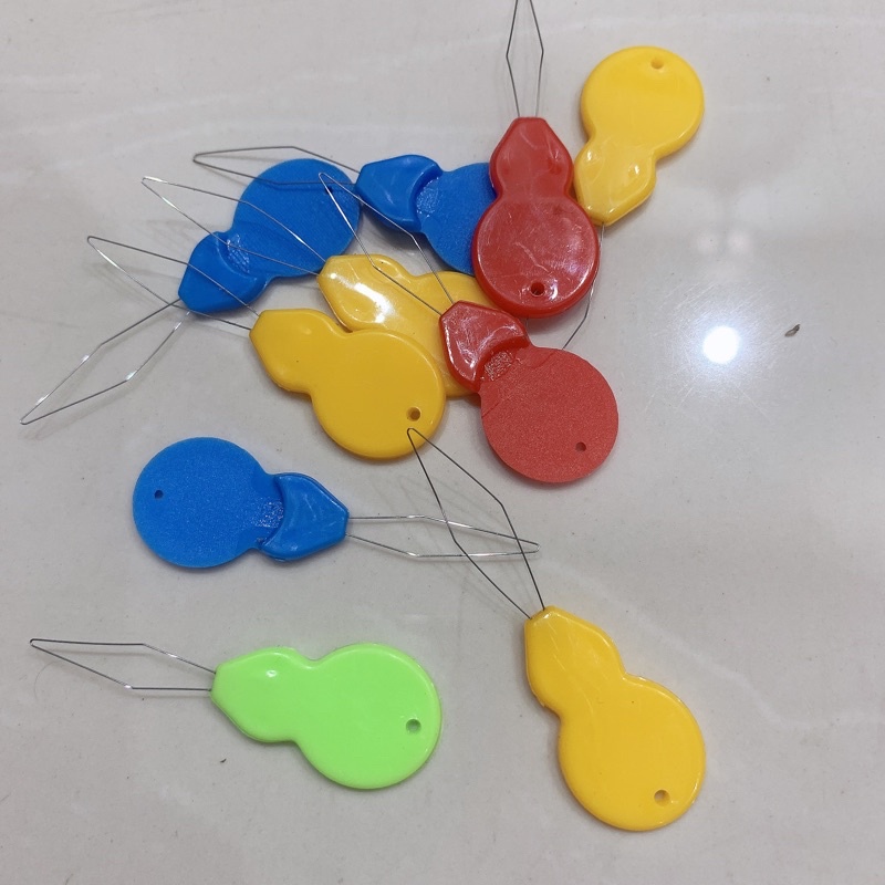 Dụng cụ hỗ trợ xỏ chỉ bằng nhựa