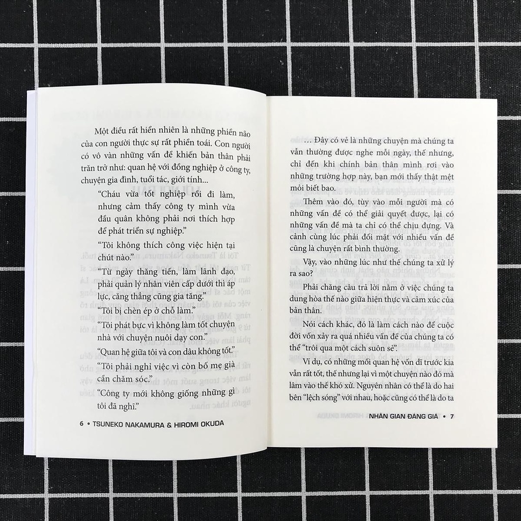 Sách - Nhân Gian Đáng Giá (Kèm Sổ Tay Mini, Bookmark)