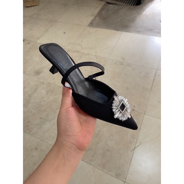 Guốc mũi nhọn gắn đá mặt