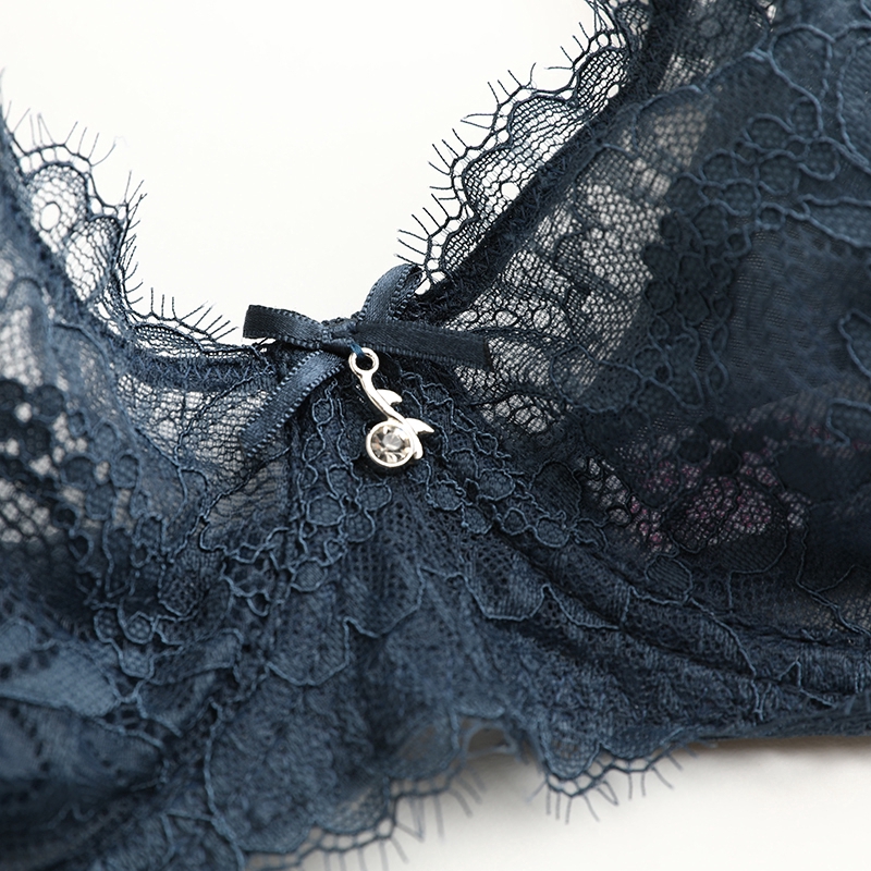 UN trasparente sexy del merletto del reggiseno set. UN sottile reggiseno con grandi seni lo fa apparire più piccolo V81 | BigBuy360 - bigbuy360.vn