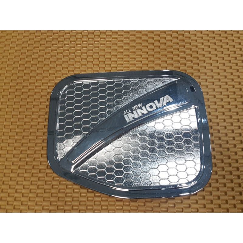 Ốp nắp bình xăng Innova 2018