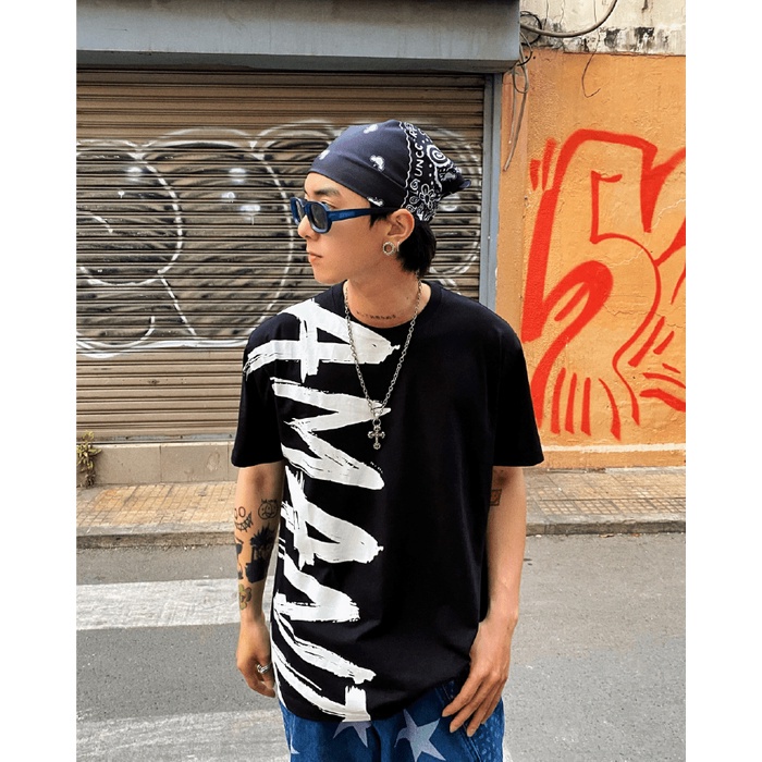 Áo thun Amand Unisex Vertical Text Printed T-Shirt - Black/AT008