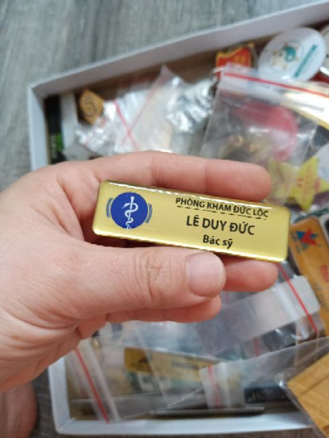 Thẻ tên cài áo nhà thuốc, name tag