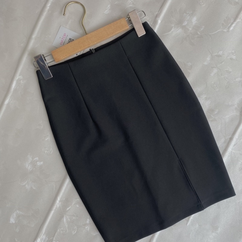 Chân váy công sở ôm HATOP xẻ trước vải thun co giãn 4 chiều loại 1 màu đen có 1 túi bên trong CVOD024