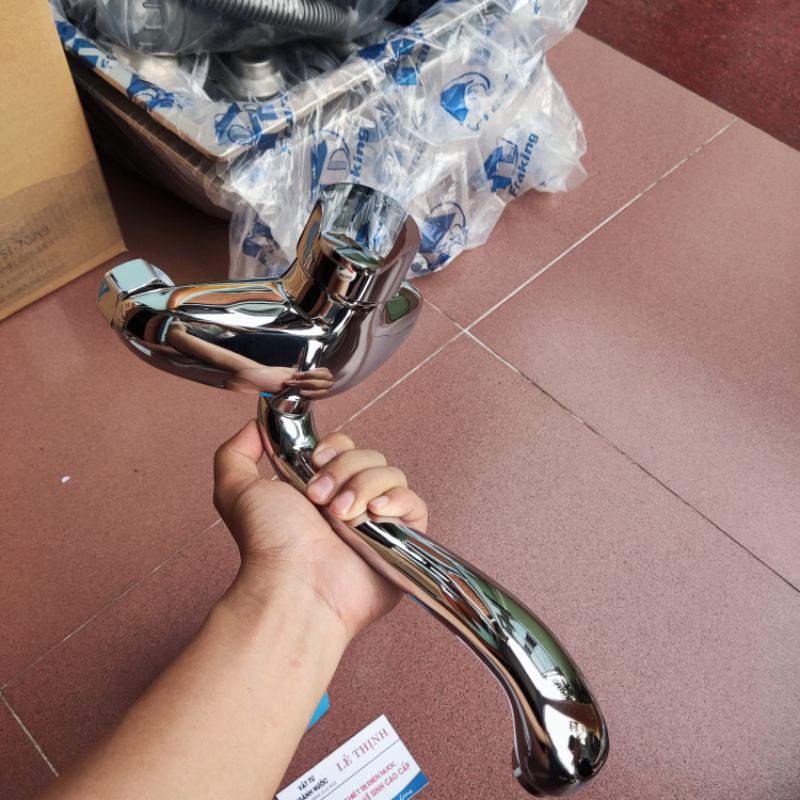 Vòi rửa bát nóng lạnh cứng thân đồng kèm chân bắt