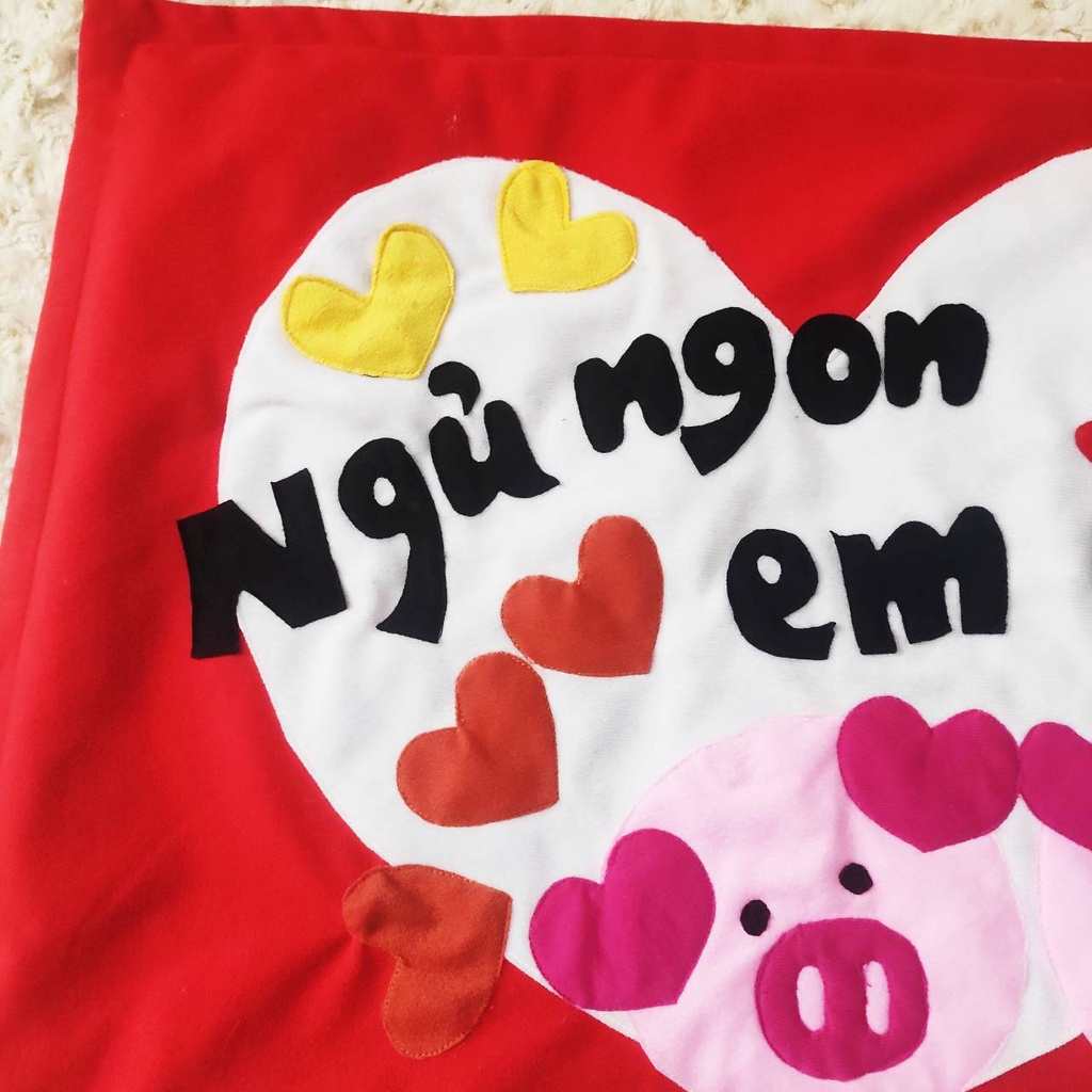 Gối handmade &quot;Ngủ Ngon em iu&quot; vải nỉ chữ nhật tặng bạn gái màu đỏ hình 2 chú heo hồng dễ thương mã GĐHH1