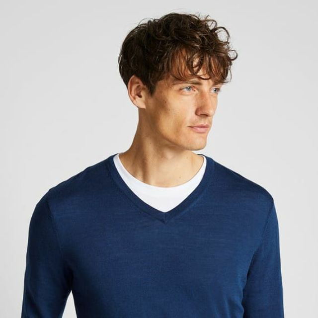 Áo len nam cổ tim merino của Uniqlo