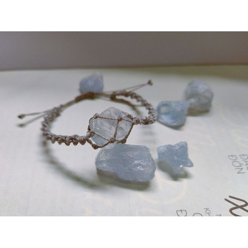 Vòng tay đá celestine thiên nhiên đan macrame