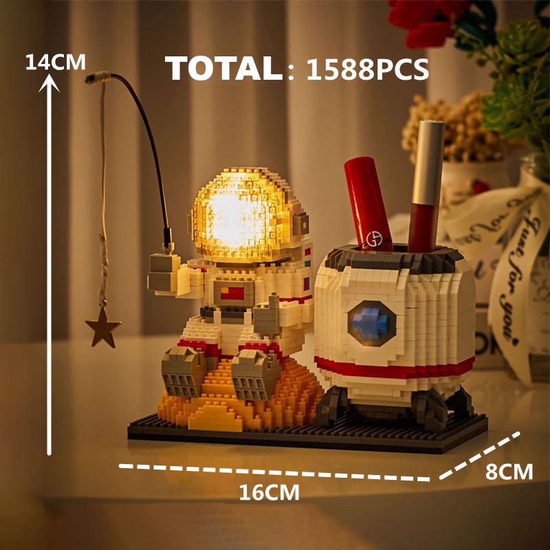 Đồ Chơi Lắp Ráp Kiểu Lego Hộp Đựng Bút Phi Hành Gia Với 1588 Mảnh Ghép,Có Đèn Led Trang Trí Bàn Học