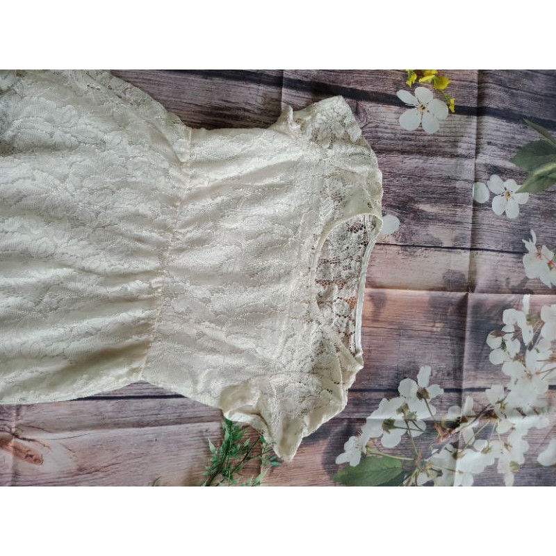 Áo ren màu trắng hàng đẹp 38-54kg vừa