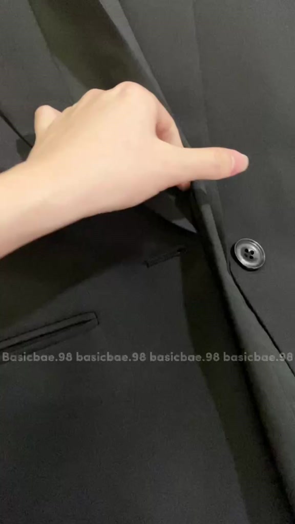 Áo đen suông rộng cá tính | BigBuy360 - bigbuy360.vn