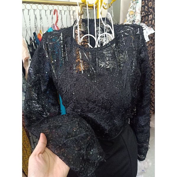 Đầm đen ren kim sa