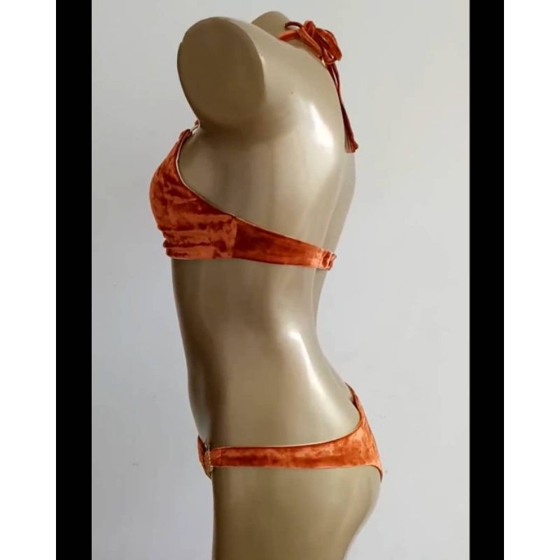 Bikini hai mảnh lọt khe