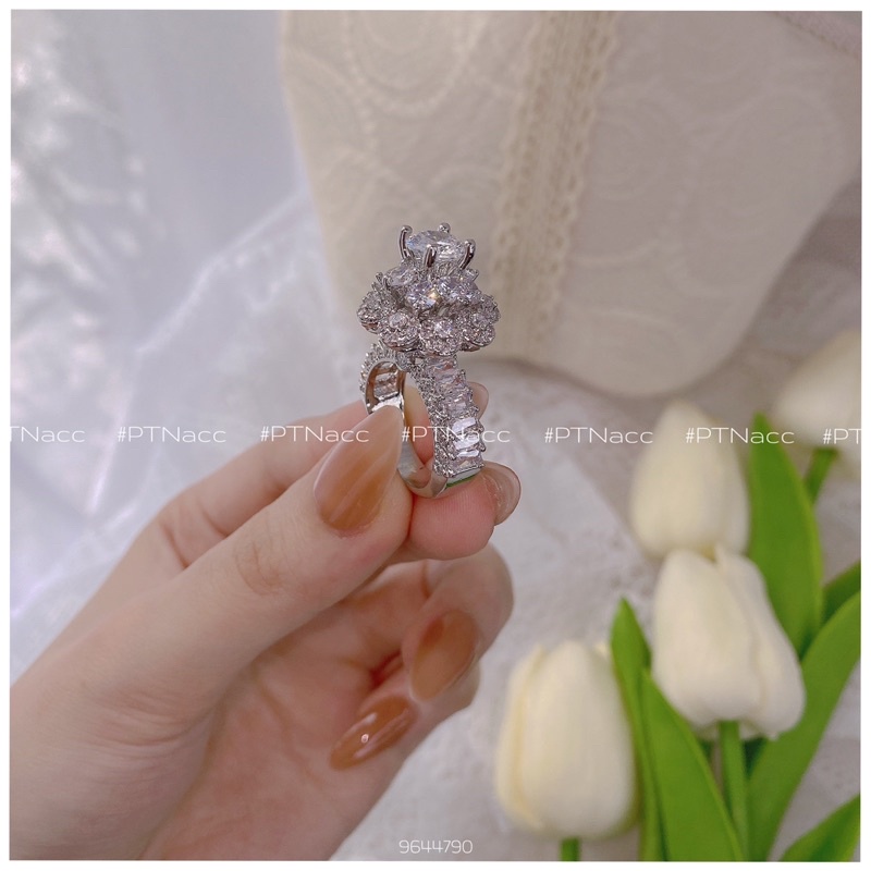 Nhẫn xi bạch kim hột cao, nhẫn nữ đài hoa dáng to sang trọng .PTNACC.