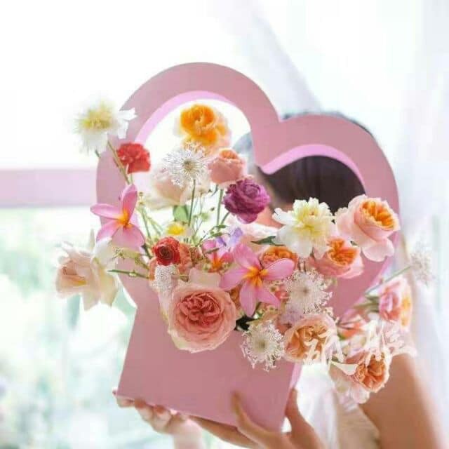 giỏ giấy cắm hoa trái tim