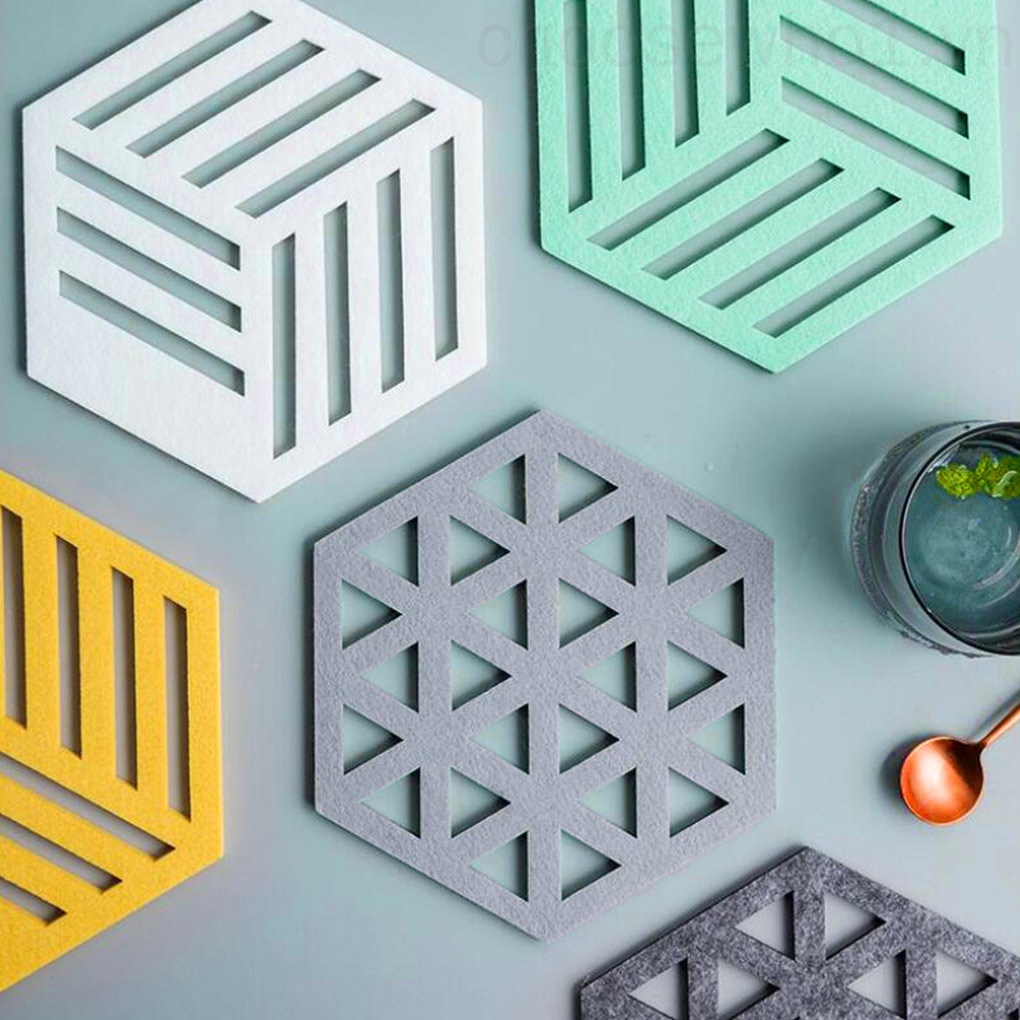 Tấm lót ly hình tam giác bằng vải nỉ thấm hút tốt tiện dụng cho gia đình