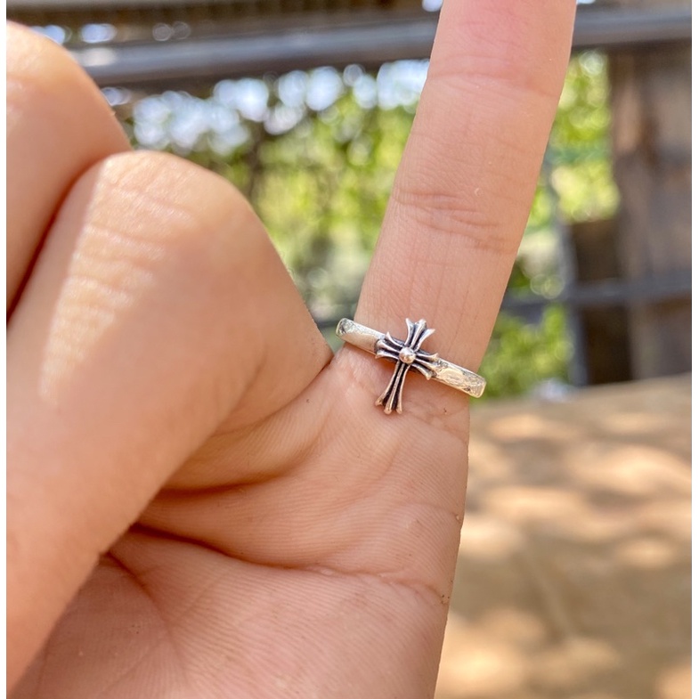Nhẫn chrome hearts đeo ngón út
