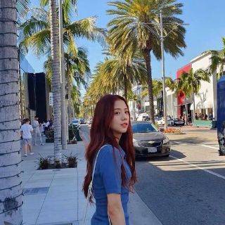 váy polo xanh Jisoo