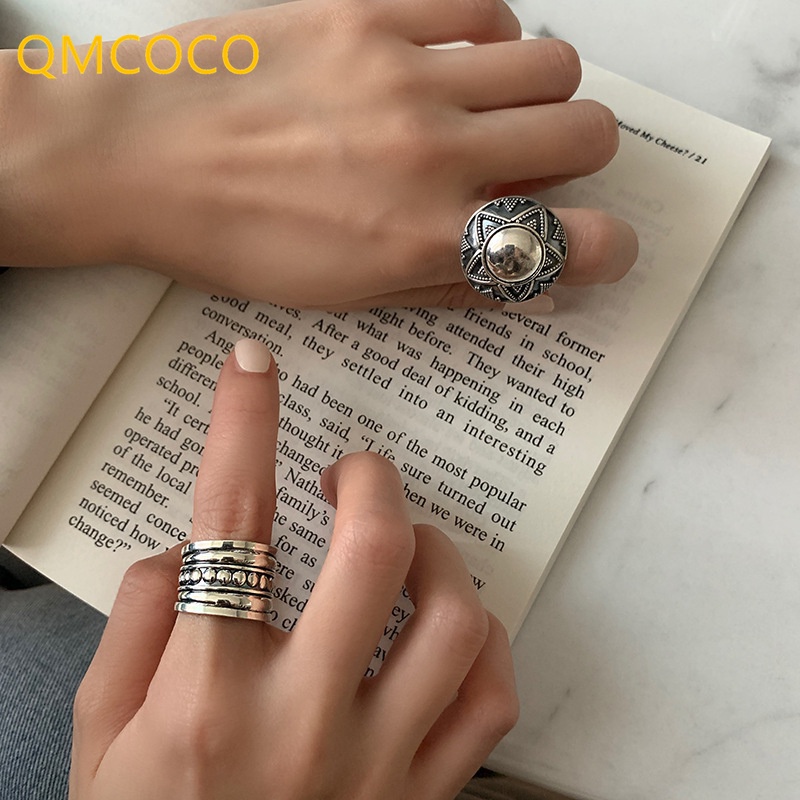 QMCOCO Màu bạc cổ điển Thiết kế sáng tạo Ngôi sao năm cánh Hình tròn Retro Vòng rộng Người phụ nữ Đồ trang sức bên Trang sức thời thượng Gothic Tính cách có thể điều chỉnh được