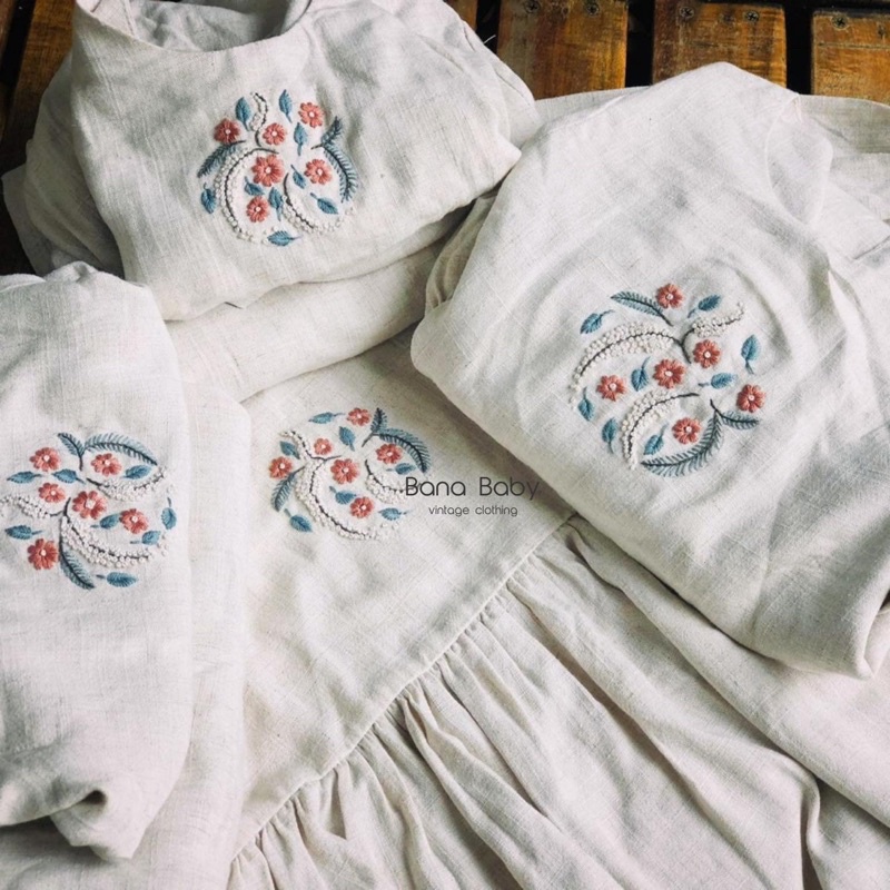 Váy basic cổ tròn tay dài thêu hoa ngực Bana Baby, chất linen đã wash, cực mềm. 2 màu trắng và ngà.