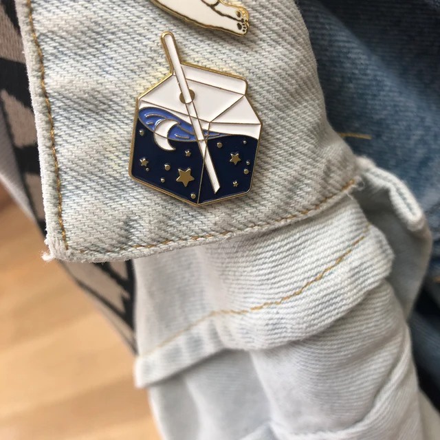 Pin cài áo vật dụng chứa cả hành tinh - GC375