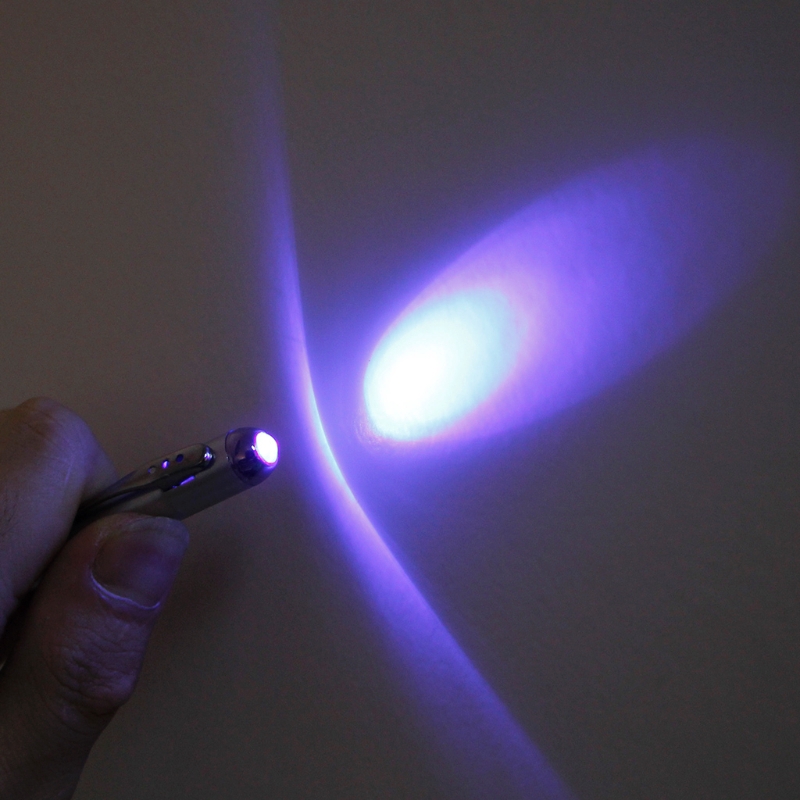 Bút bi viết mực vô hình có đèn LED UV sáng tạo