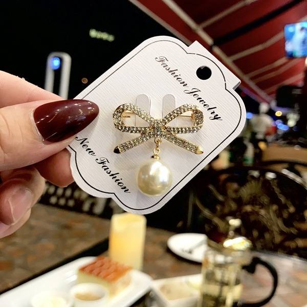 Ghim cài áo hình nơ đính ngọc trai giả